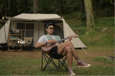 Peserta bersantai di depan tenda glamping