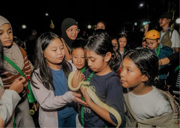 Peserta belajar mengenal ular saat kegiatan malam
