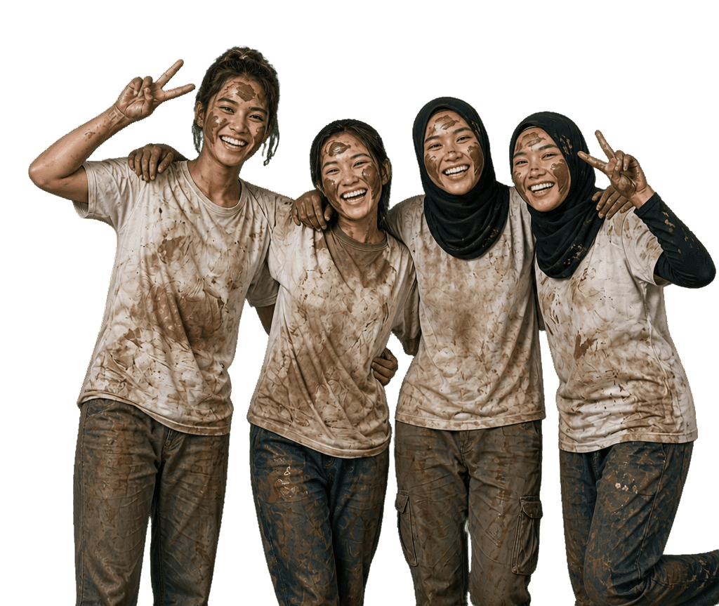 Empat siswa dengan kaus dan celana penuh lumpur berfoto bersama sambil tersenyum dan membuat tanda peace usai kegiatan Camping / Glamping Program