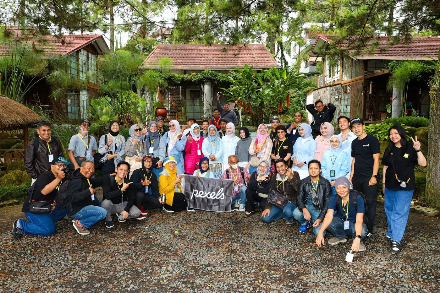 Rombongan pelajar berpose bersama di halaman terbuka kampus dengan latar gedung