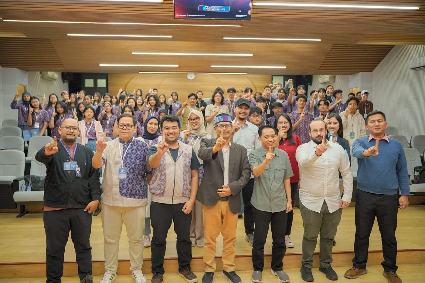 Peserta berfoto bersama di dalam auditorium kampus