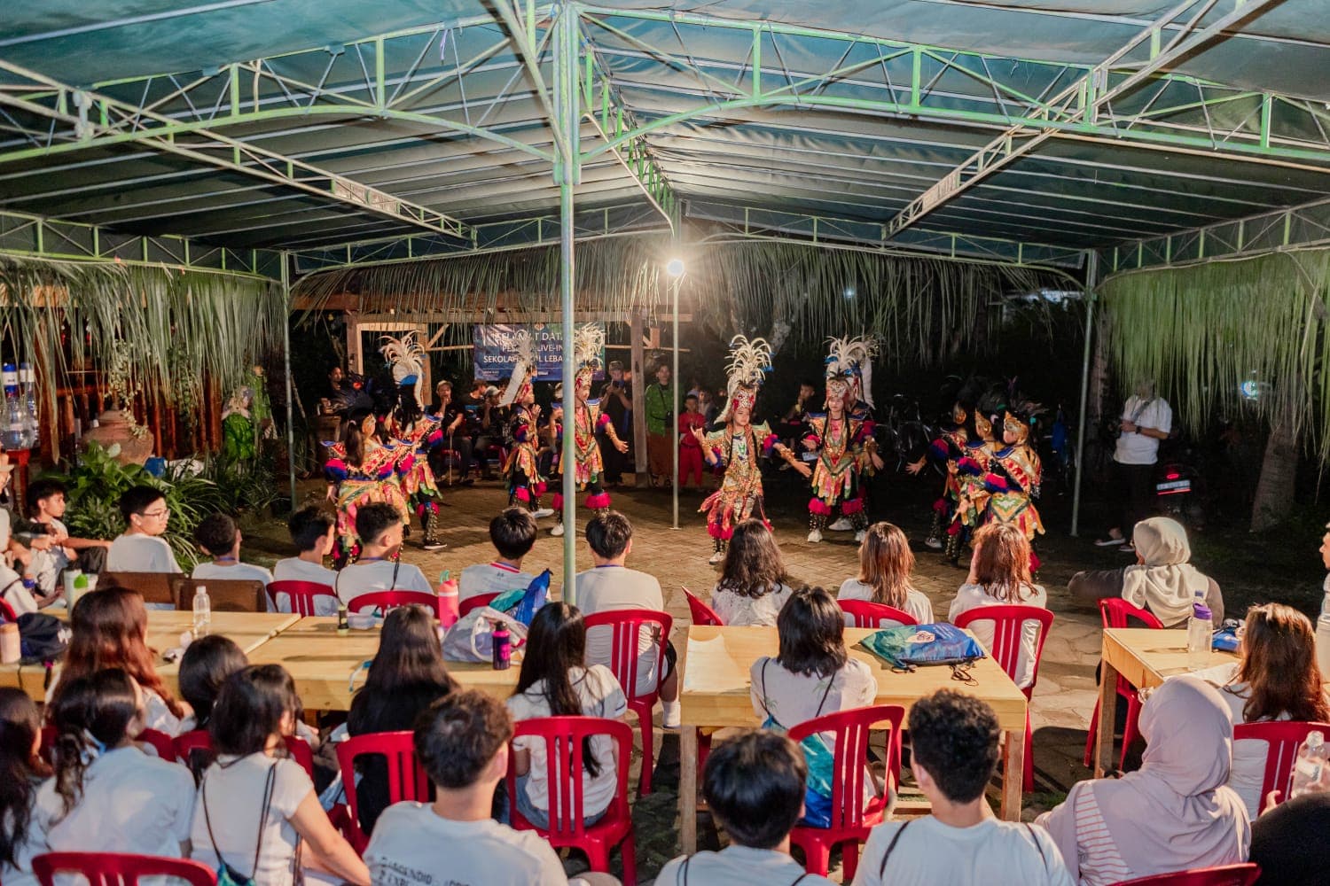 Pertunjukan tari malam hari di pendopo bersama penonton