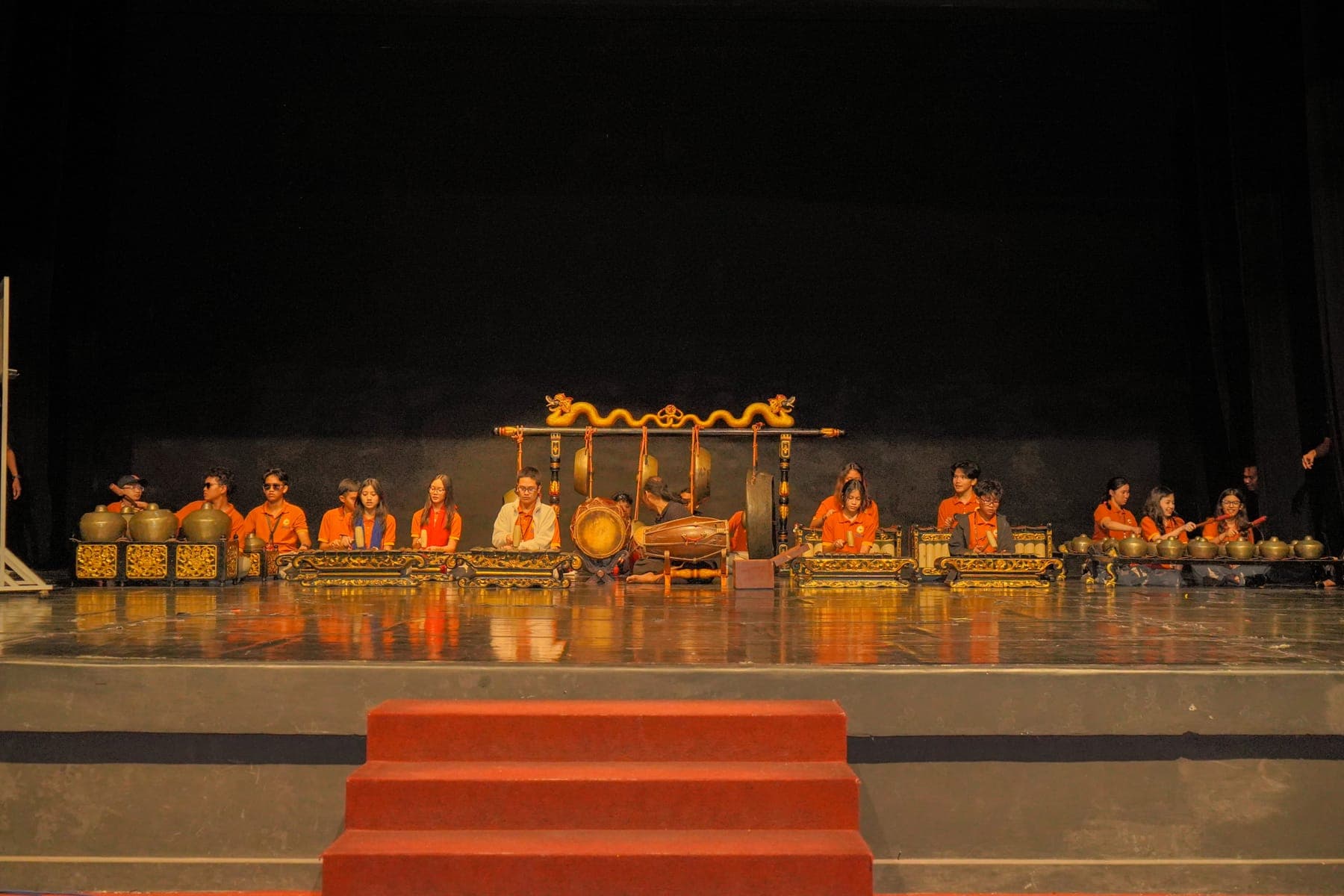 Pertunjukan gamelan di atas panggung teater