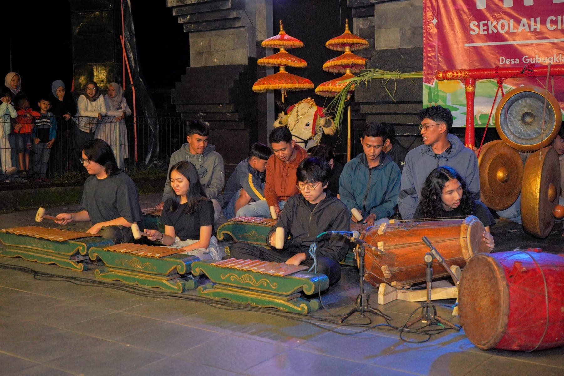 Peserta menyaksikan pertunjukan gamelan pada malam hari