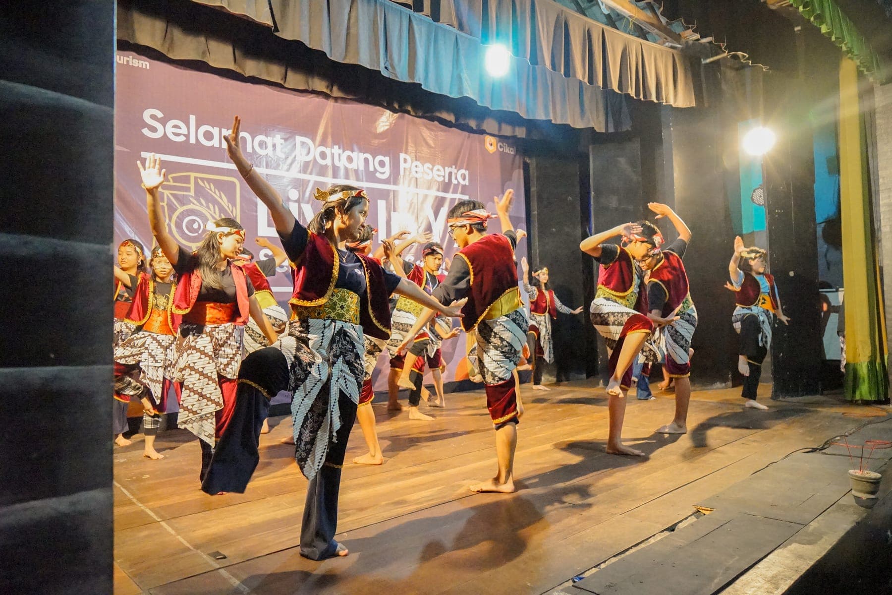 Pertunjukan seni budaya di atas panggung