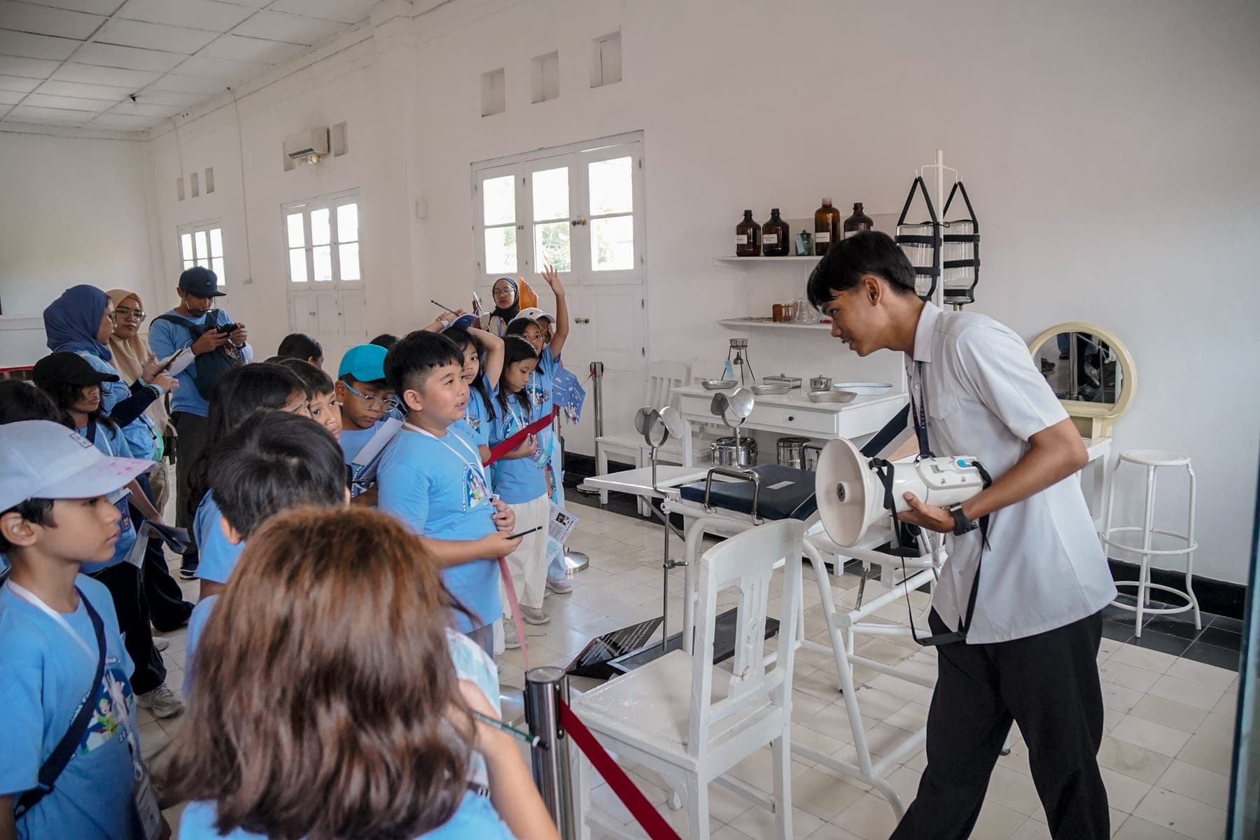 Siswa mengikuti demonstrasi peralatan di ruang bengkel