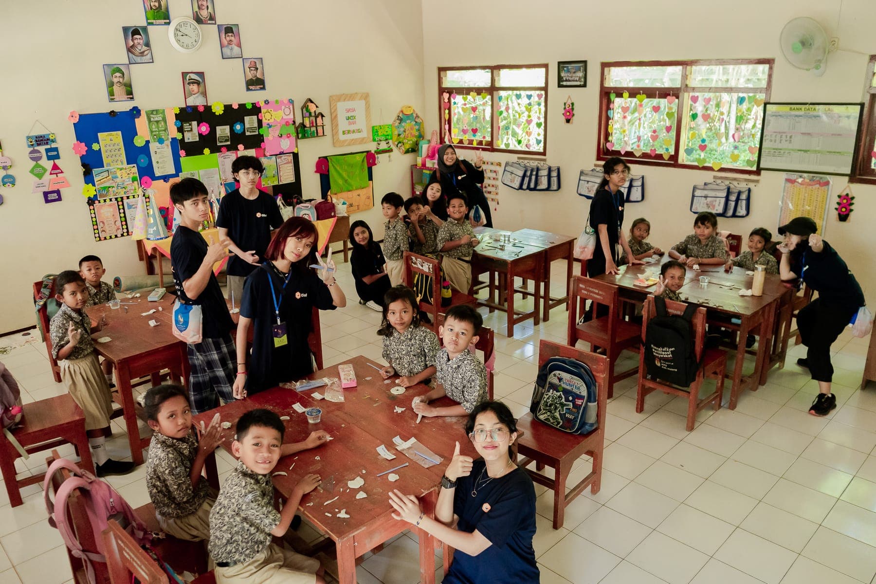 Kegiatan bersama anak-anak di dalam kelas
