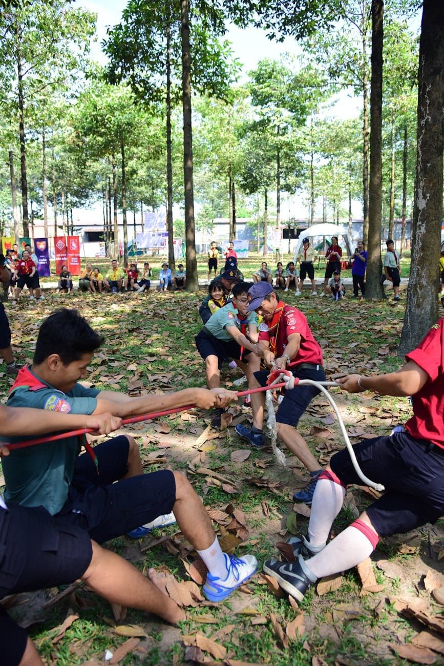 Peserta bermain tarik tambang di tengah hutan