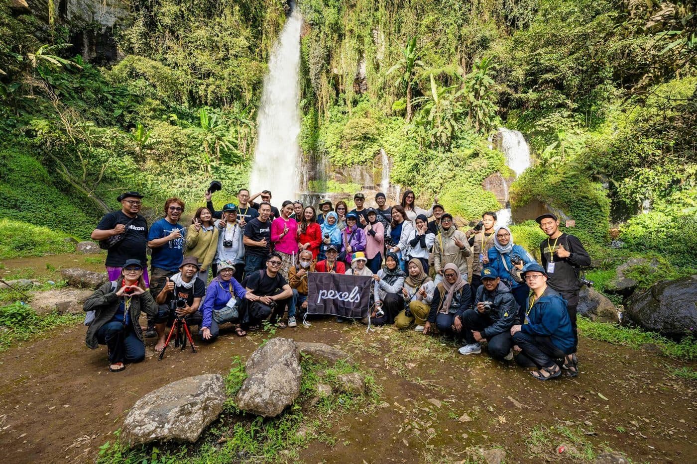 Foto bersama peserta di depan air terjun