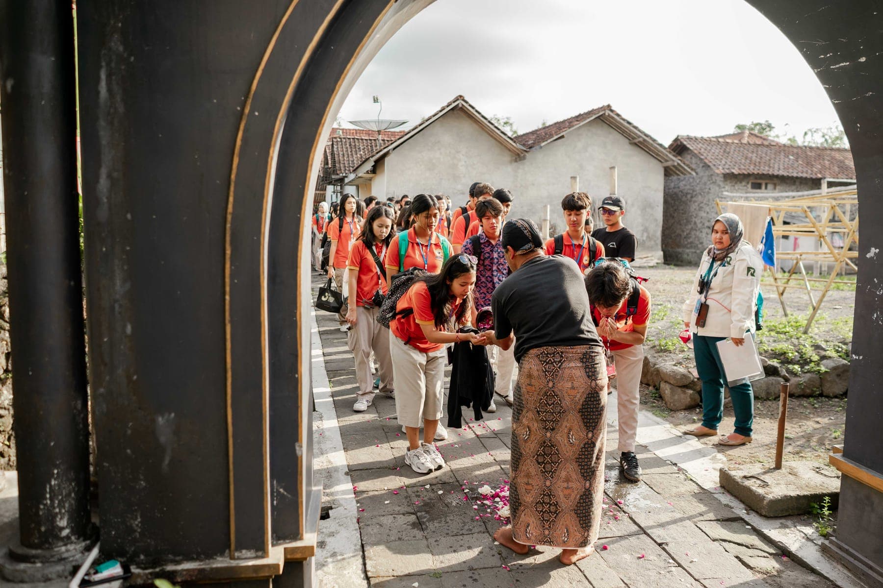Siswa mengikuti kegiatan perjalanan sekolah