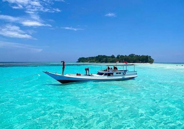 Perahu tradisional di atas laut jernih berwarna toska di Kepulauan Karimunjawa