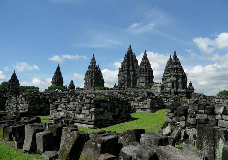Kompleks Candi Prambanan di Yogyakarta dengan langit biru cerah